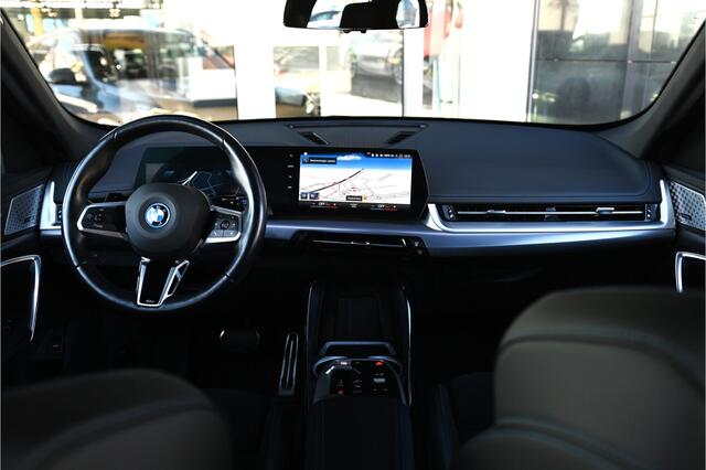 BMW X1 xDrive25e M Sport Automaat / Sportstoelen / Achteruitrijcamera / M Adaptief onderstel / Comfort Access / Adaptieve LED / Harman-Kardon / Stoelverwarming