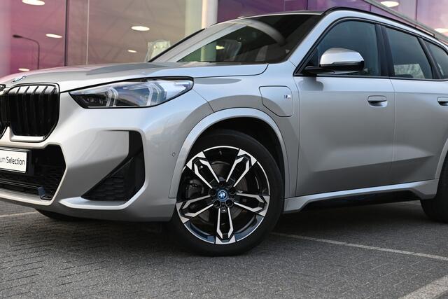 BMW X1 xDrive25e M Sport Automaat / Sportstoelen / Achteruitrijcamera / M Adaptief onderstel / Comfort Access / Adaptieve LED / Harman-Kardon / Stoelverwarming