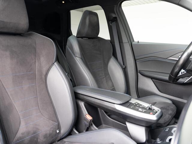 BMW X1 xDrive23i | M Sportpakket | Travel Pack | Achteruitrijcamera | Panoramadak | Stoelverwarming | 18''