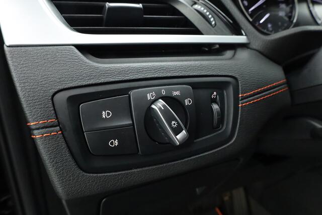 BMW X1 sDrive20i 192PK High Executive - Automaat | Afn. Trekhaak | Nav | Cruise | ACC | Led | Elek. Klep | Sfeerverl. | PDC | 1800kg trekg. V