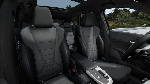 BMW X1 xDrive25e High Executive M Sport Automaat / Panoramadak / Trekhaak / Sportstoelen / M Adaptief onderstel / Comfort Access / Adaptieve LED / Head-Up / Harman-Kardon