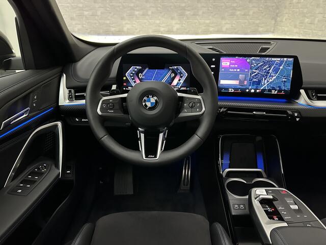 BMW X1 18i M-Sport Performance-Pack | Panorama | Sportstoelen | Carbon | Keyless-Entry | Sfeerverlichting | Achteruitrij-Camera | Carplay | Full-LED | Black-Optic | Getint Glas | Stoelverwarming | Draadloos Laden |