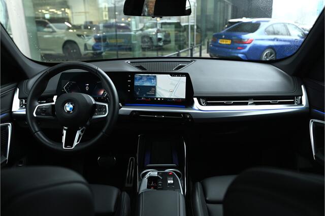 BMW X1 sDrive18i M Sport Automaat / Trekhaak / Sportstoelen / Achteruitrijcamera / M Adaptief onderstel / Comfort Access / Adaptieve LED / Stoelverwarming