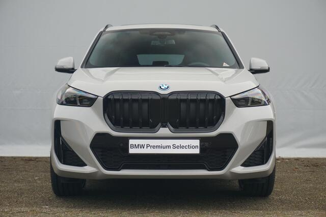 BMW X1 xDrive25e M Sportpakket Pro 20'' / Panoramadak / Head-Up Display / Driving Assistant Professional / Trekhaak