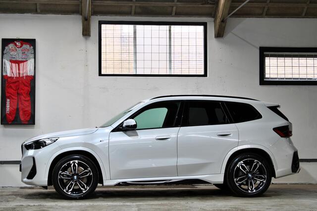 BMW X1 xDrive23i | M-Sport | Driving Assistant Pro | Panoramadak | Shadow Line | NL auto | BTW |