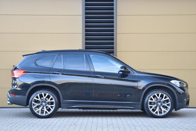 BMW X1 sDrive20i VDL Nedcar Edition * Sportstoelen * Panoramadak * Trekhaak * Face Lift * Head-up *