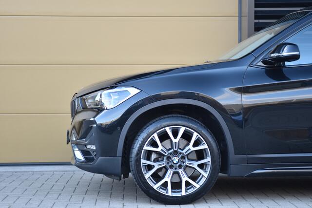 BMW X1 sDrive20i VDL Nedcar Edition * Sportstoelen * Panoramadak * Trekhaak * Face Lift * Head-up *