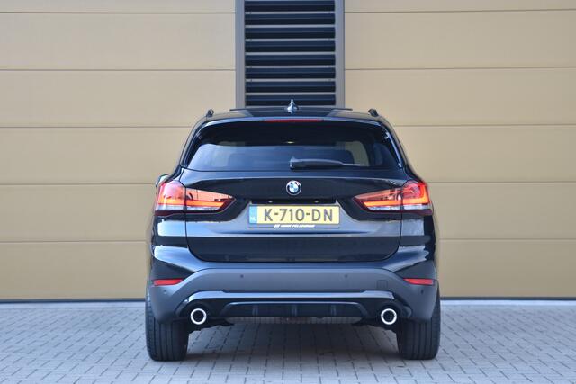 BMW X1 sDrive20i VDL Nedcar Edition * Sportstoelen * Panoramadak * Trekhaak * Face Lift * Head-up *