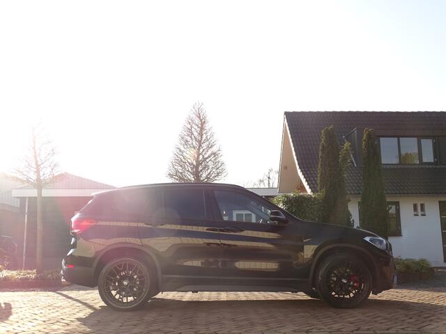 BMW X1 sDrive20i Sportif | All-Black | Uniek | Custom | 19 inch | Nav