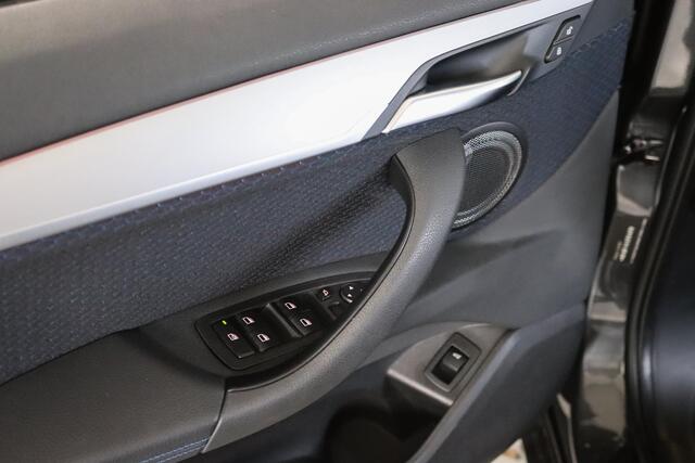 BMW X1 sDrive20i High Executive, M-sport, Panoramadak, HUD, Camera, H&K, Memory, Keyless