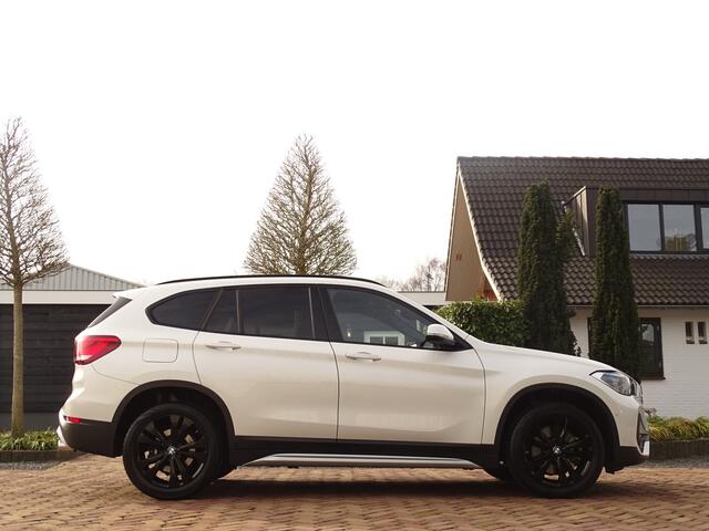 BMW X1 sDrive20i ParelWeiss | Full Options | HUD | NavPro | Stoelverw | All wheater | Uniek