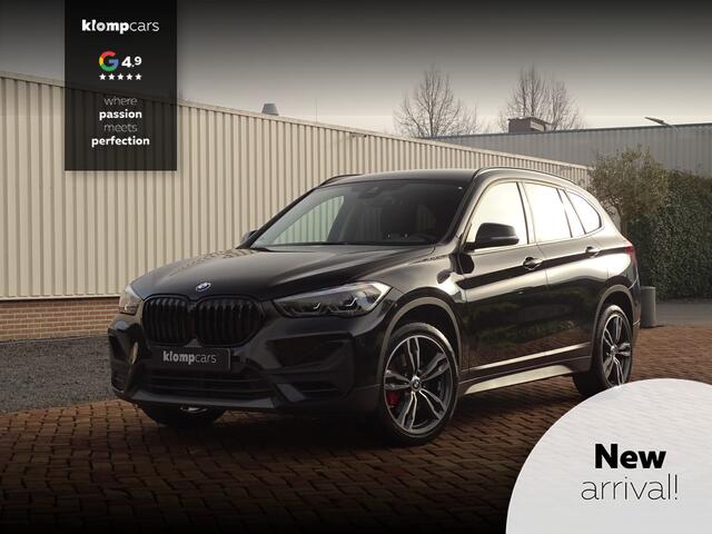 BMW X1 sDrive20i Sportif | All-Black | Uniek | Custom | 19 inch | Nav