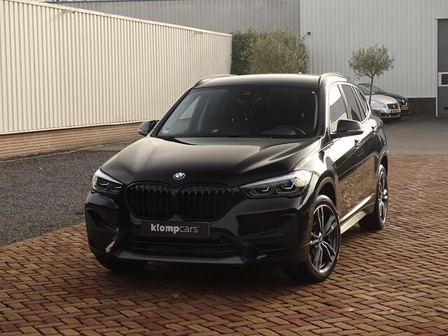 BMW X1 sDrive20i Sportif | All-Black | Uniek | Custom | 19 inch | Nav