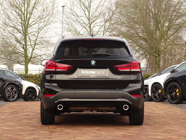 BMW X1 sDrive20i Sportif | All-Black | Uniek | Custom | 19 inch | Nav