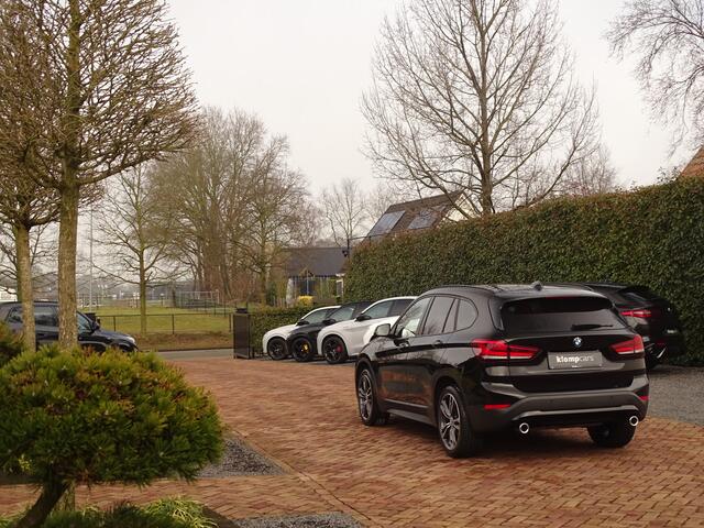 BMW X1 sDrive20i Sportif | All-Black | Uniek | Custom | 19 inch | Nav