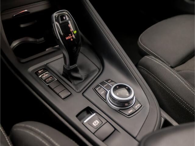 BMW X1 sDrive18i Sport 141Pk Automaat (NAVIGATIE, CLIMATE, PARKEERSENSOREN, SPORTSTOELEN, GETINT GLAS, CRUISE, XENON, NIEUWSTAAT)