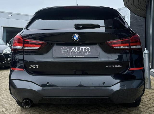BMW X1 xDrive25e | PANO | 19" | HUD | H&K | 1ste Eigenaar | LED | FULL OPTION! | Dealer Onderhouden!
