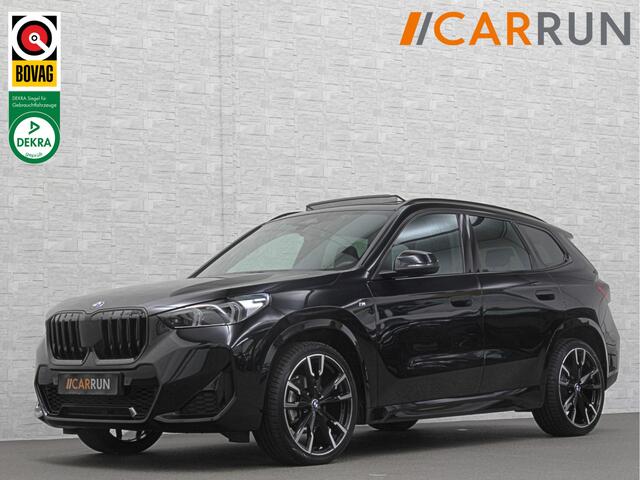 BMW X1 18i M-Sport | Panorama | Sportstoelen | Keyless-Entry | Sfeerverlichting | Achteruitrij-Camera | 5x op voorraad | Carplay | Full-LED | Black-Optic | Getint Glas | Stoelverwarming | Draadloos Laden |