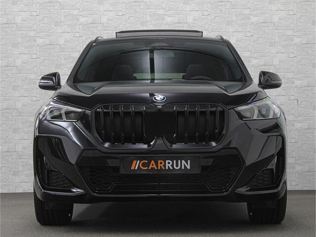 BMW X1 18i M-Sport | Panorama | Sportstoelen | Keyless-Entry | Sfeerverlichting | Achteruitrij-Camera | 5x op voorraad | Carplay | Full-LED | Black-Optic | Getint Glas | Stoelverwarming | Draadloos Laden |