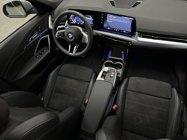 BMW X1 18i M-Sport | Panorama | Sportstoelen | Keyless-Entry | Sfeerverlichting | Achteruitrij-Camera | 5x op voorraad! | Carplay | Full-LED | Black-Optic | Getint Glas | Stoelverwarming | Draadloos Laden |