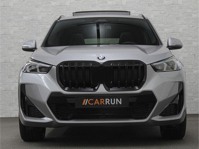 BMW X1 18i M-Sport | Panorama | Sportstoelen | Keyless-Entry | Sfeerverlichting | Achteruitrij-Camera | 5x op voorraad! | Carplay | Full-LED | Black-Optic | Getint Glas | Stoelverwarming | Draadloos Laden |