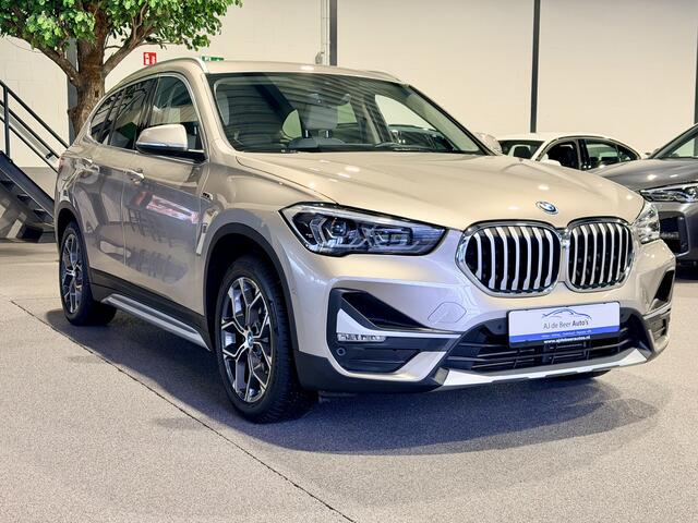 BMW X1 xDrive25e High Executive Kaschmirsilber | Beige leder | Camera | HUD | Stoelverwarming 4x4