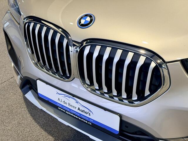 BMW X1 xDrive25e High Executive Kaschmirsilber | Beige leder | Camera | HUD | Stoelverwarming 4x4