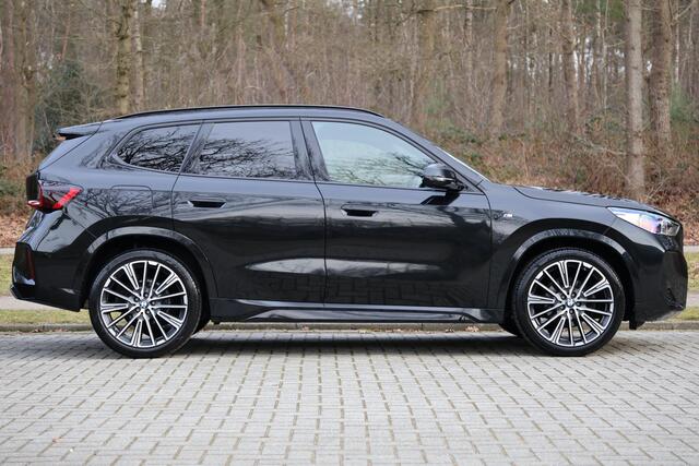 BMW X1 sDrive18i VOL | M-pakket | Pano | HUD | Massage | 360 | Adap Cruise | Elektr. Trekhaak | Harman Kardon | Keyless | Alarm kl.3 | Etc.