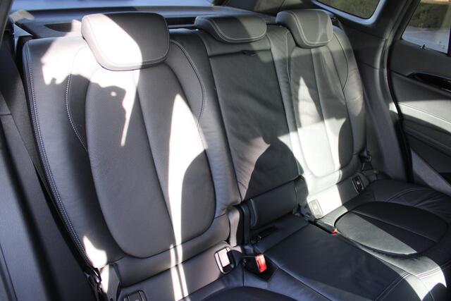 BMW X1 xDrive25e High Executive xLine Automaat / Panoramadak / Sportstoelen / Comfort Access / LED / Head-Up