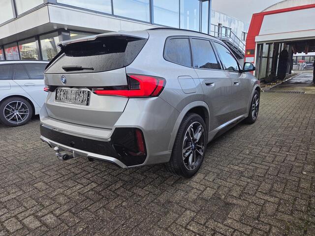 BMW X1 xDrive25e M Sport Shadow Line 19"/Panoramadak/Trekhaak/Leder/Keyless/360 camera/Adaptieve cruise/Head-up/Dodehoek/Elektrisch klep