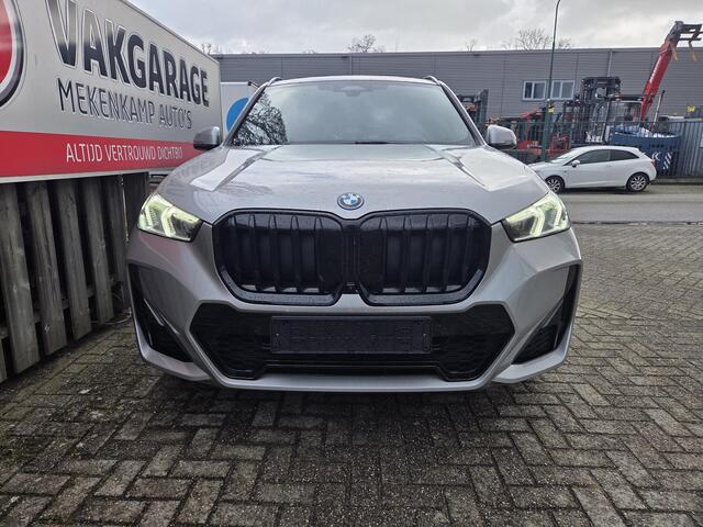 BMW X1 xDrive25e M Sport Shadow Line 19"/Panoramadak/Trekhaak/Leder/Keyless/360 camera/Adaptieve cruise/Head-up/Dodehoek/Elektrisch klep