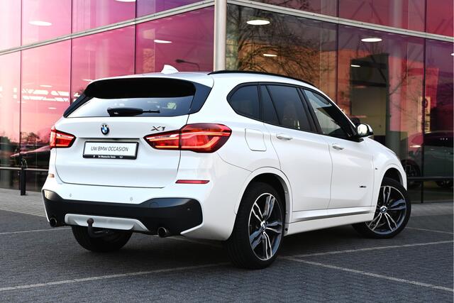 BMW X1 xDrive20i M Sport Automaat / Trekhaak / Panoramadak / Sportstoelen / Achteruitrijcamera / Adaptief onderstel / LED / Stoelverwarming / Airconditioning / Cruise Control