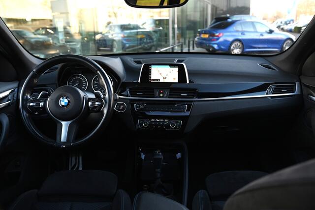 BMW X1 xDrive20i M Sport Automaat / Trekhaak / Panoramadak / Sportstoelen / Achteruitrijcamera / Adaptief onderstel / LED / Stoelverwarming / Airconditioning / Cruise Control