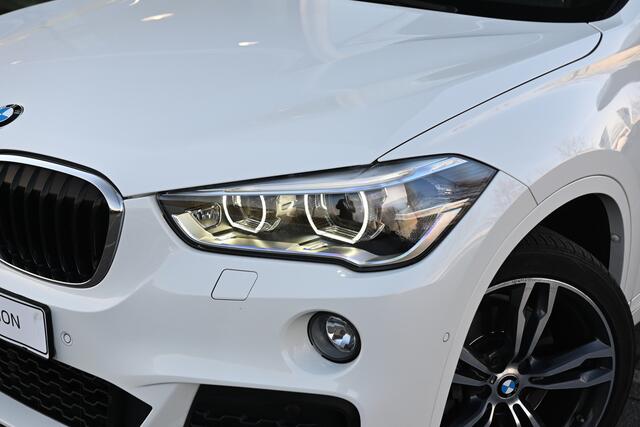 BMW X1 xDrive20i M Sport Automaat / Trekhaak / Panoramadak / Sportstoelen / Achteruitrijcamera / Adaptief onderstel / LED / Stoelverwarming / Airconditioning / Cruise Control