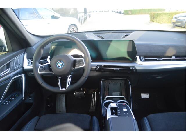 BMW X1 xDrive25e High Executive M Sport Automaat / Panoramadak / Trekhaak / Sportstoelen / Head-Up / Adaptieve LED / M Adaptief onderstel / Parking Assistant Plus / Comfort Access