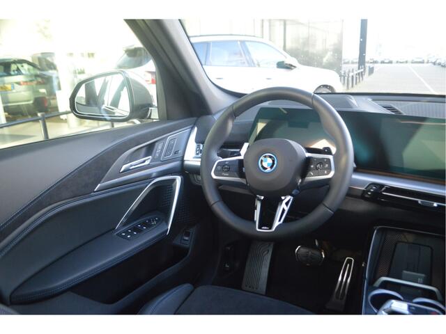 BMW X1 xDrive25e High Executive M Sport Automaat / Panoramadak / Trekhaak / Sportstoelen / Head-Up / Adaptieve LED / M Adaptief onderstel / Parking Assistant Plus / Comfort Access