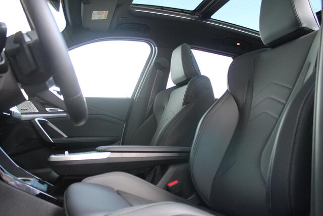 BMW X1 sDrive20i High Executive M Sport Automaat / Panoramadak / Sportstoelen / Parking Assistant Plus / Adaptief M Onderstel / Head-Up / Comfort Access