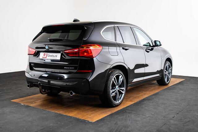 BMW X1 sDrive20i High Executive M Sport - Panoramadak - Comfort Access - Elektrisch verwarmde voorstoelen - HiFi - Verstelbare achterbank - Elektrische achterklep - LED koplampen - Koplampsproeiers -