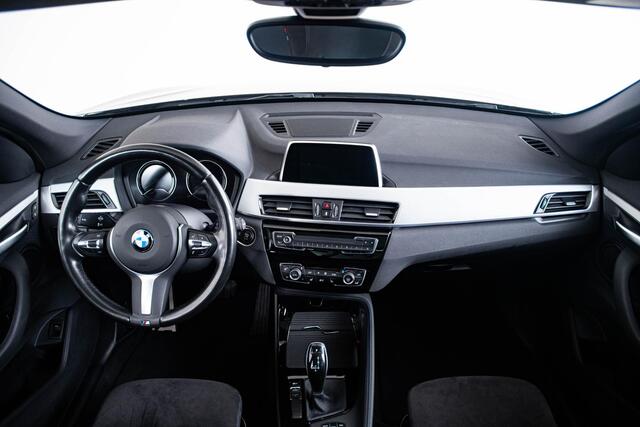 BMW X1 sDrive20i High Executive M Sport - Panoramadak - Comfort Access - Elektrisch verwarmde voorstoelen - HiFi - Verstelbare achterbank - Elektrische achterklep - LED koplampen - Koplampsproeiers -