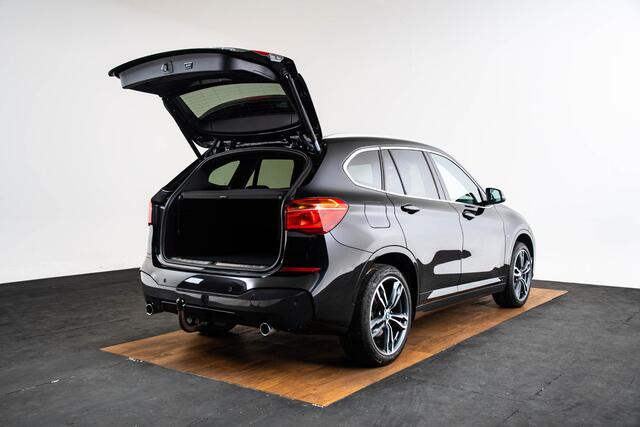 BMW X1 sDrive20i High Executive M Sport - Panoramadak - Comfort Access - Elektrisch verwarmde voorstoelen - HiFi - Verstelbare achterbank - Elektrische achterklep - LED koplampen - Koplampsproeiers -