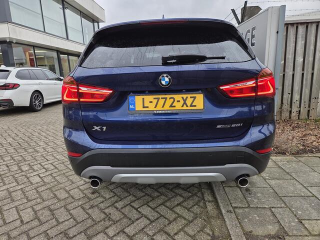 BMW X1 sDrive20i High Executive 18"/Stoelverwarming/Sportstoelen/Elektrische Klep/LED/DAB/Navigatie/PDC v+a
