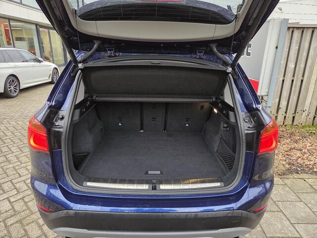 BMW X1 sDrive20i High Executive 18"/Stoelverwarming/Sportstoelen/Elektrische Klep/LED/DAB/Navigatie/PDC v+a