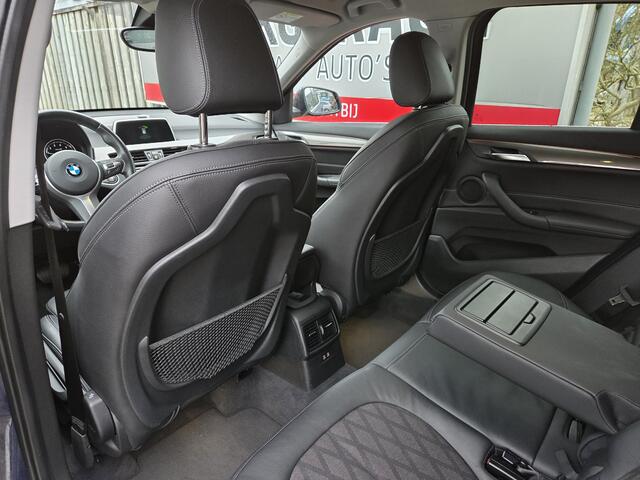 BMW X1 sDrive20i High Executive 18"/Stoelverwarming/Sportstoelen/Elektrische Klep/LED/DAB/Navigatie/PDC v+a