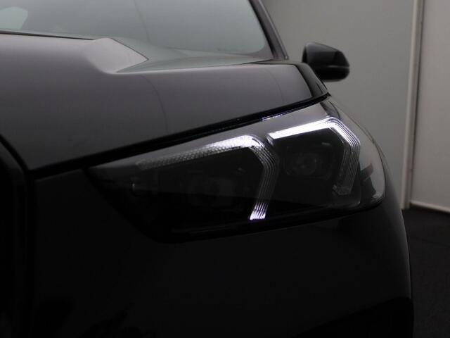 BMW X1 xDrive25e M Sportpakket Pro | Premium Pack | Comfort Pack | Travel Pack | Stuurwielrand Verwarmd | Trekhaak | Panoramadak | Elektrisch verstelbare stoelen | Driving Assistant Plus | Harman Kardon | 19''