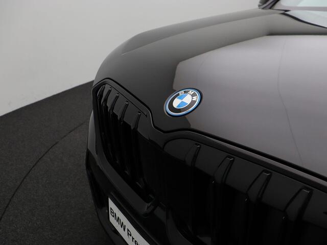 BMW X1 xDrive25e M Sportpakket Pro | Premium Pack | Comfort Pack | Travel Pack | Stuurwielrand Verwarmd | Trekhaak | Panoramadak | Elektrisch verstelbare stoelen | Driving Assistant Plus | Harman Kardon | 19''