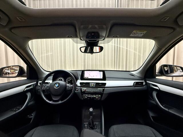 BMW X1 xDrive25e Panoramadak / Afn. Trekhaak / Navi Pro / LED / Cruise / Camera / PDC V&A / 17'' LMV