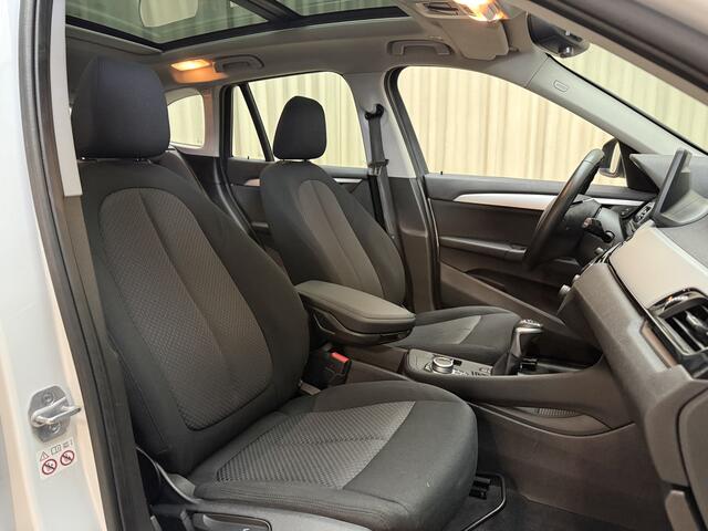 BMW X1 xDrive25e Panoramadak / Afn. Trekhaak / Navi Pro / LED / Cruise / Camera / PDC V&A / 17'' LMV