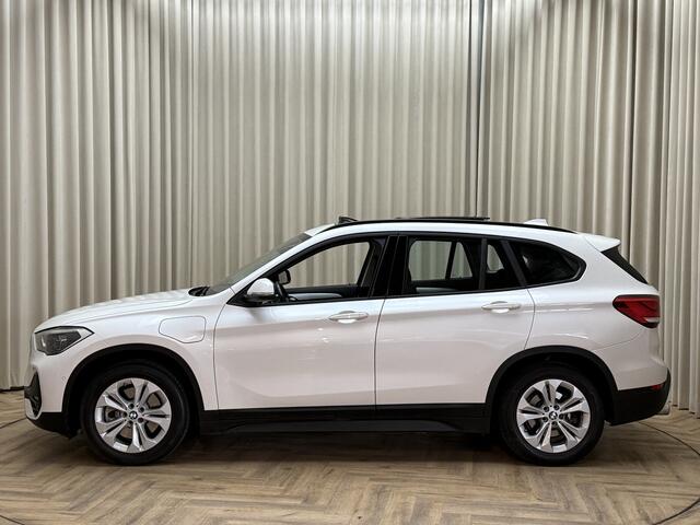 BMW X1 xDrive25e Panoramadak / Afn. Trekhaak / Navi Pro / LED / Cruise / Camera / PDC V&A / 17'' LMV