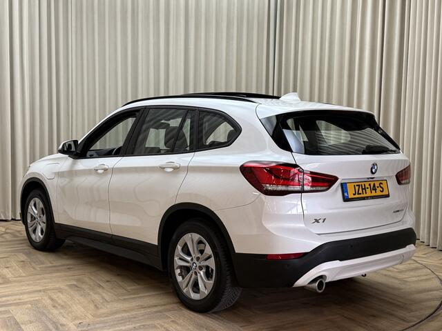 BMW X1 xDrive25e Panoramadak / Afn. Trekhaak / Navi Pro / LED / Cruise / Camera / PDC V&A / 17'' LMV