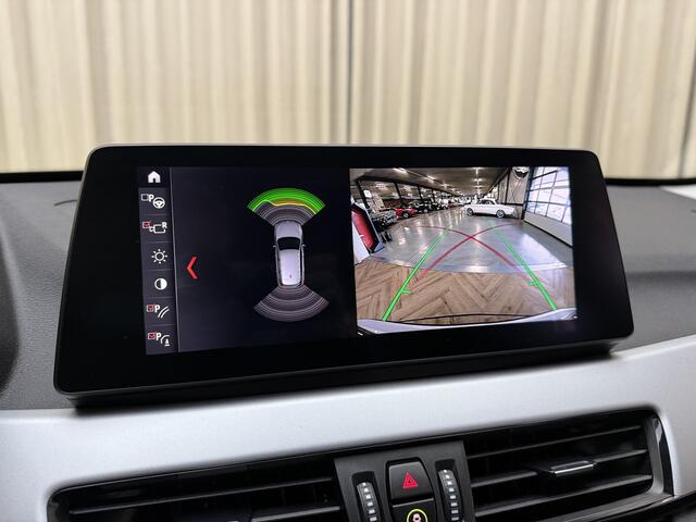 BMW X1 xDrive25e Panoramadak / Afn. Trekhaak / Navi Pro / LED / Cruise / Camera / PDC V&A / 17'' LMV
